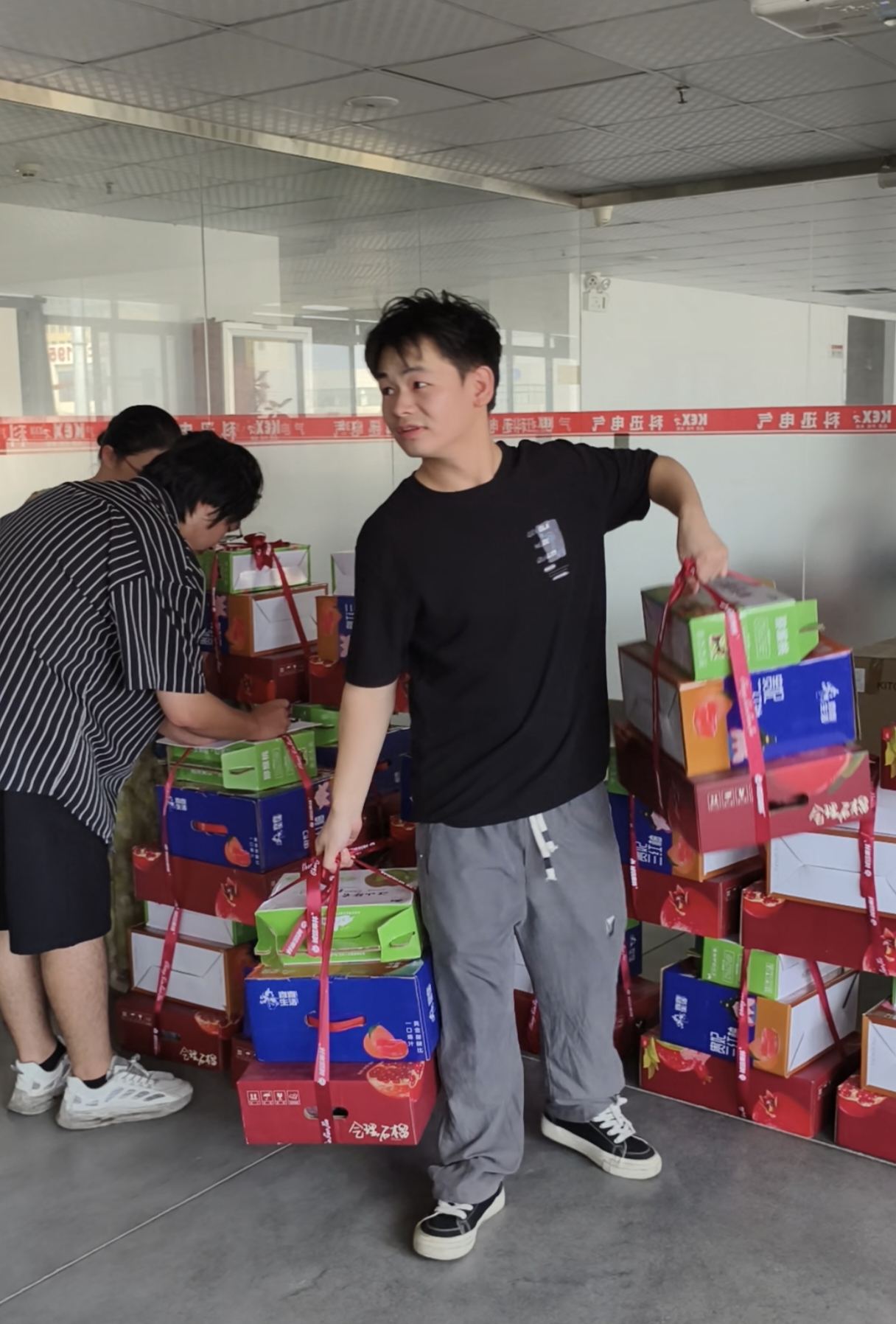 On the occasion of Mid-Autumn Festival, Kexun Electric has prepared exquisite gift boxes for every employee. On the occasion of Mid-Autumn Festival, Kexun Electric has prepared exquisite gift boxes for every employee.